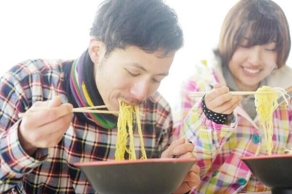 ラーメンを食べるカップル