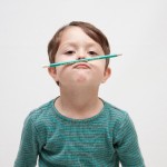 鉛筆で遊ぶ男の子