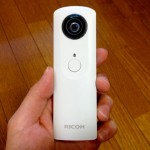 手に持ったRICOHのtheata