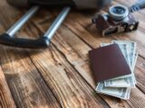 旅行バッグと米ドルの写真