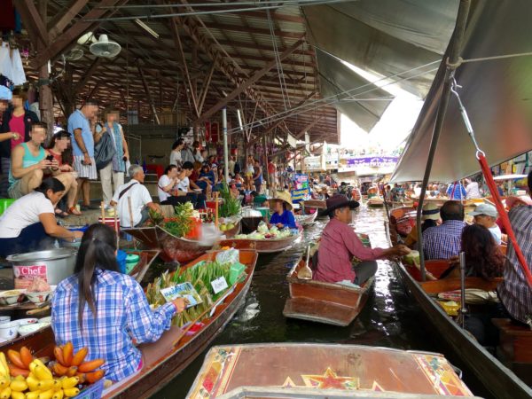 ダムヌンサドゥアック水上マーケット（Damnoen saduak Floating Market）の運河を行き交う商船１