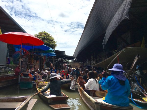 ダムヌンサドゥアック水上マーケット（Damnoen saduak Floating Market）の運河を行き交う商船２