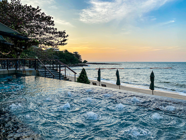 パタヤ モーダス ビーチフロント リゾート（Pattaya Modus Beachfront Resort）のジャグジープール