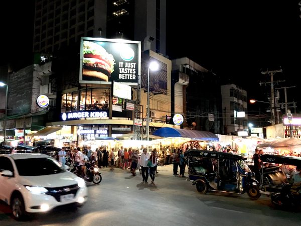 チェンマイナイトバザール（Chiang Mai Night Bazaar）から見えるマクドナルド