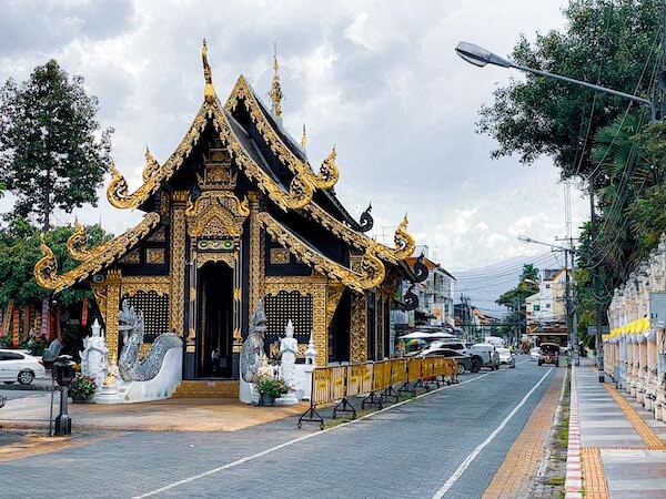 ワット インタキン サドゥムアン（Wat Inthakhin Sadue Muang）の本堂