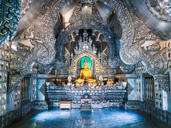 【銀の寺】ワット・シー・スパン（Wat Sri Suphan）の本堂内