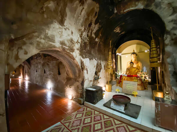 ワット・ウモーン(Wat Umong Mahathera Chan)の洞窟と仏像