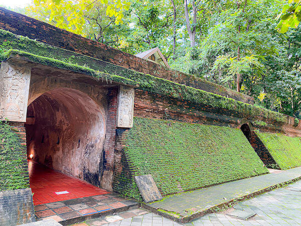 ワット・ウモーン(Wat Umong Mahathera Chan)洞窟への入り口