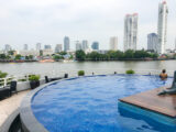 チャトリウム ホテル リバーサイド バンコク (Chatrium Hotel Riverside Bangkok)のインフィニティプールから見えるチャオプラヤー川