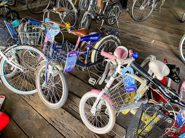 バーンガジャオのレンタル自転車屋にある子供用自転車
