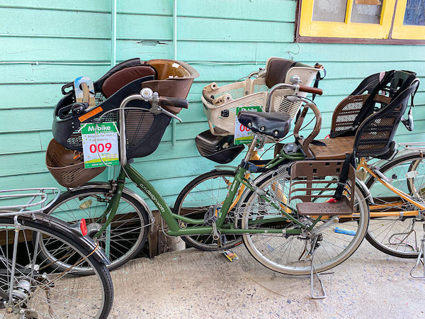 バーンガジャオのレンタル自転車屋にある子供乗せが付いたママチャリ