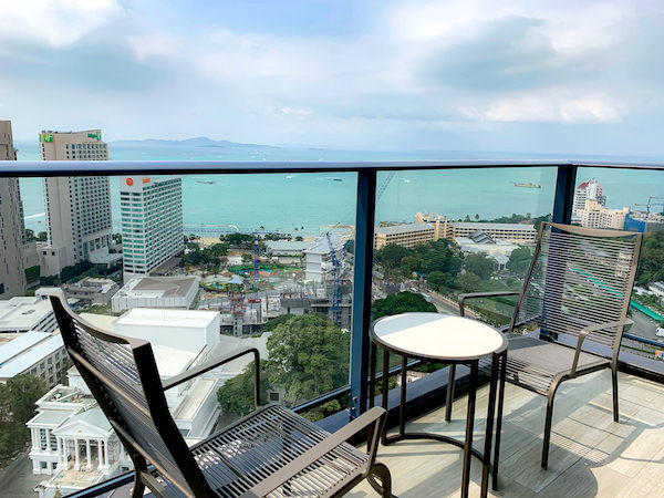 グランデ センター ポイント パタヤ（Grande Centre Point Pattaya）の客室バルコニーから見えるパタヤビーチ
