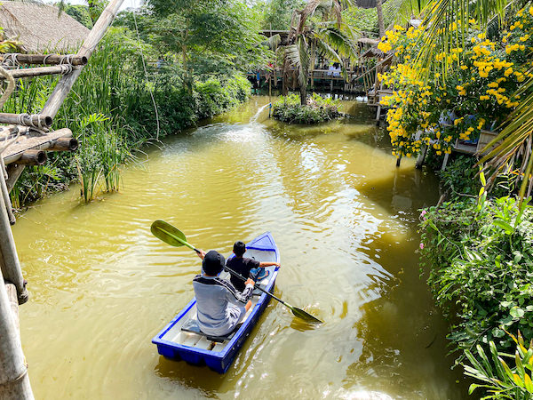 ザ・オゾン・バーンガジャオ（The Ozone Bangkrajao）内の運河でカヤックに乗っている子連れ客