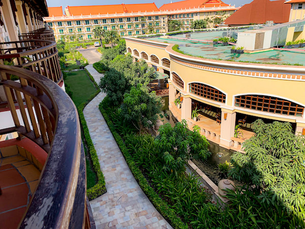 客室バルコニーから見たソカ シェムリアップ リゾート アンド コンベンション センター (Sokha Siem Reap Resort and Convention Center)の敷地