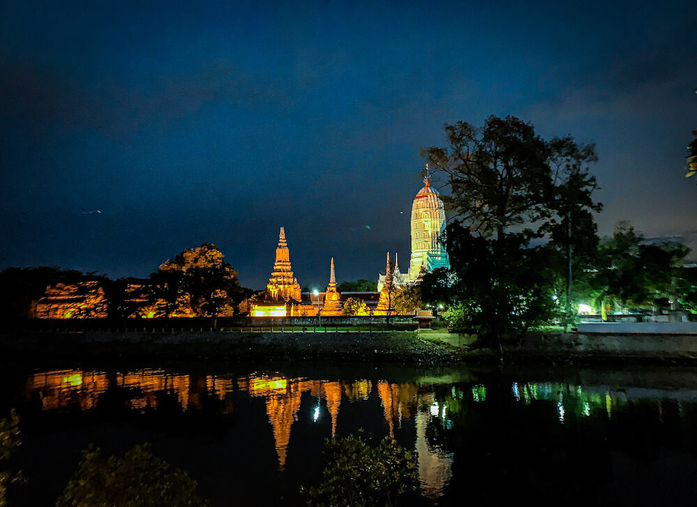 サラ アユタヤ（sala ayutthaya）のベッドルームから見えるライトアップされた遺跡２