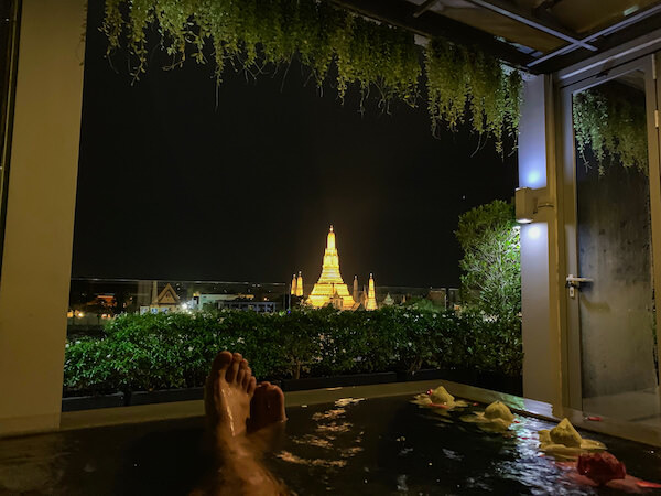リヴァ アルン バンコク （Riva Arun Bangkok）のジャグジー風呂から望めるライトアップされたワットアルン