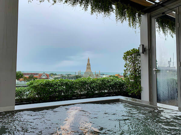 リヴァ アルン バンコク （Riva Arun Bangkok）のジャグジー風呂から見えるワットアルン