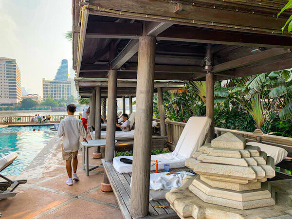ザ ペニンシュラ バンコク（The Peninsula Bangkok）プールサイドの家屋風ビーチチェア