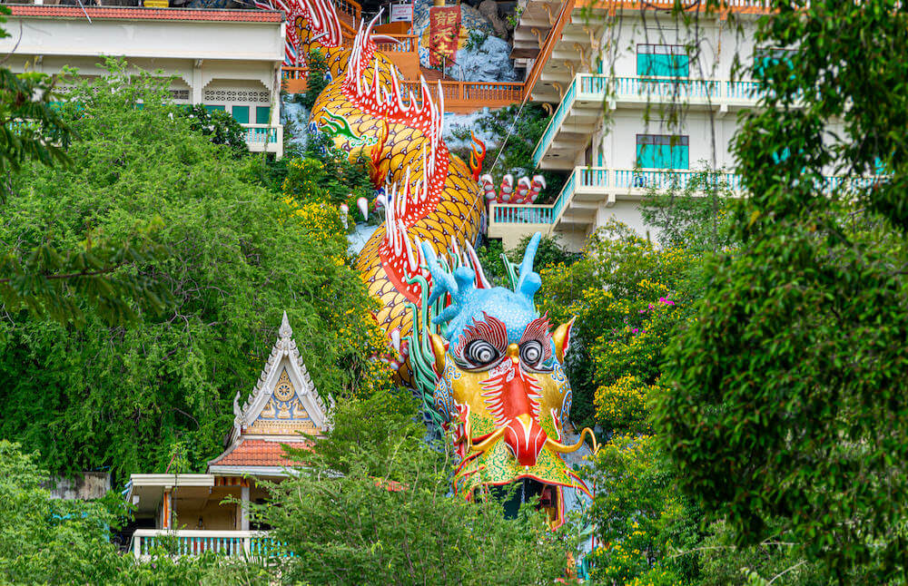 カンチャナブリーのワットバーンタム（Wat Ban Tham）