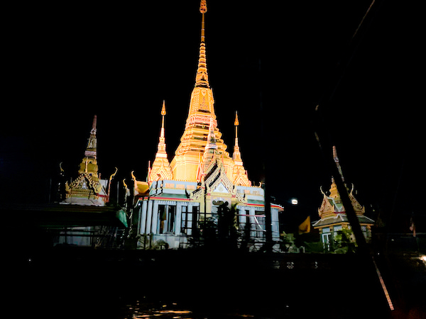 ライトアップされた夜の寺院
