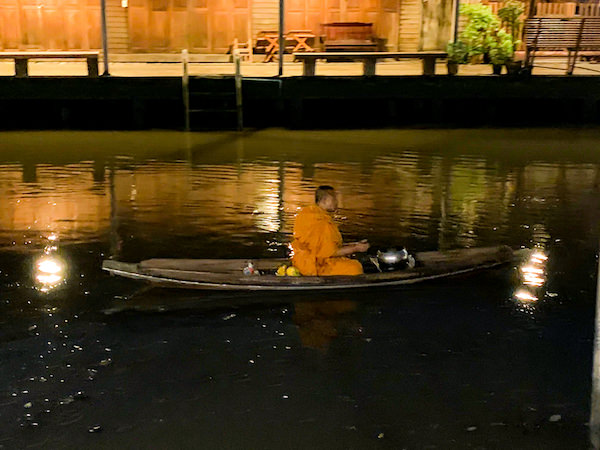 ボートを漕ぐ僧侶