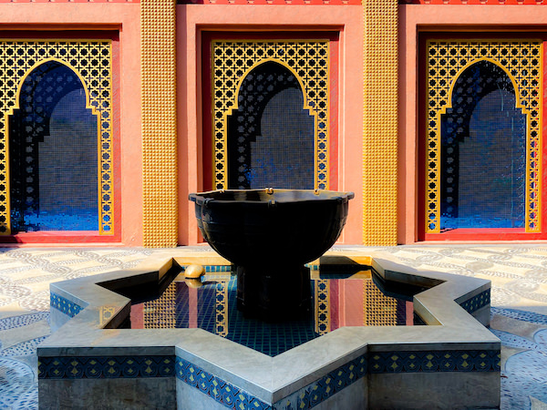マラケシュホアヒン リゾート アンド スパ（Marrakesh Hua Hin Resort and Spa）にある噴水のオブジェ