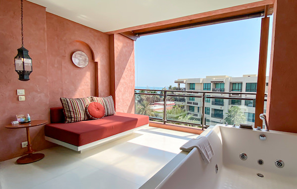 マラケシュホアヒン リゾート アンド スパ（Marrakesh Hua Hin Resort and Spa）の客室バルコニーに完備されているジェットバス