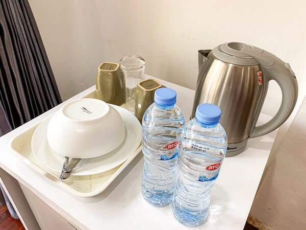 ナイン プラス ロフト（Nine Plus Loft）の客室に備えられている水と食器、電子ケトル