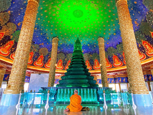 ワットパクナム大仏塔の中にある緑色の仏塔