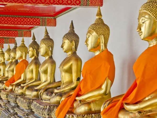 ワットポー境内に並ぶ仏陀像