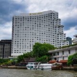 チャオプラヤー川から見たシャングリラ ホテル バンコク (Shangri-La Hotel, Bangkok)の外観