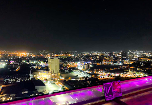 サイアム アット サイアム デザイン ホテル パタヤ（Siam @ Siam Design Hotel Pattaya）の屋上プールから見える夜景