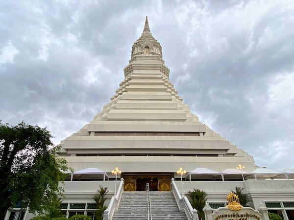 ワットパクナム観光ガイド 緑色に輝く仏塔で有名な寺院 タイ一択 ワットパクナム観光ガイド 緑色に輝く仏塔で有名な寺院 タイ一択