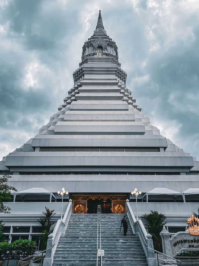ワットパクナム（Wat Paknam Phasicharoen）大仏塔の外観