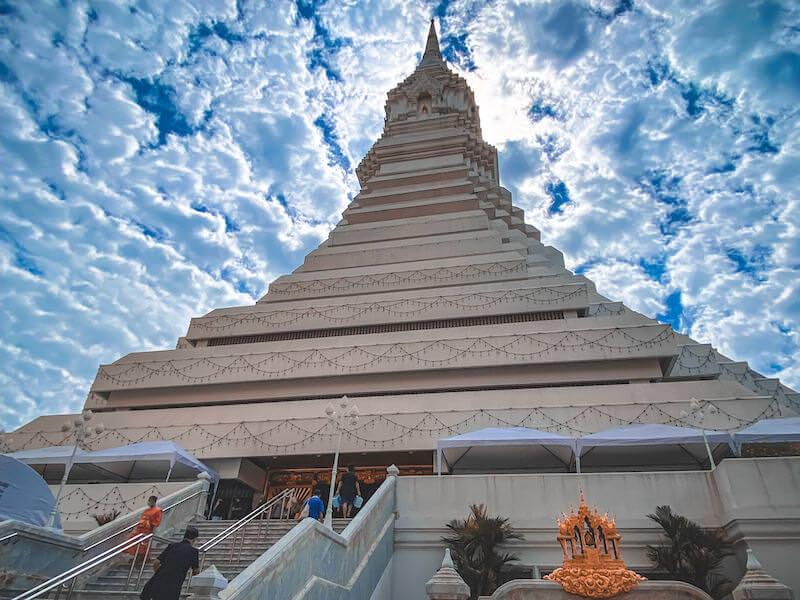 ワットパクナム大仏塔の外観２