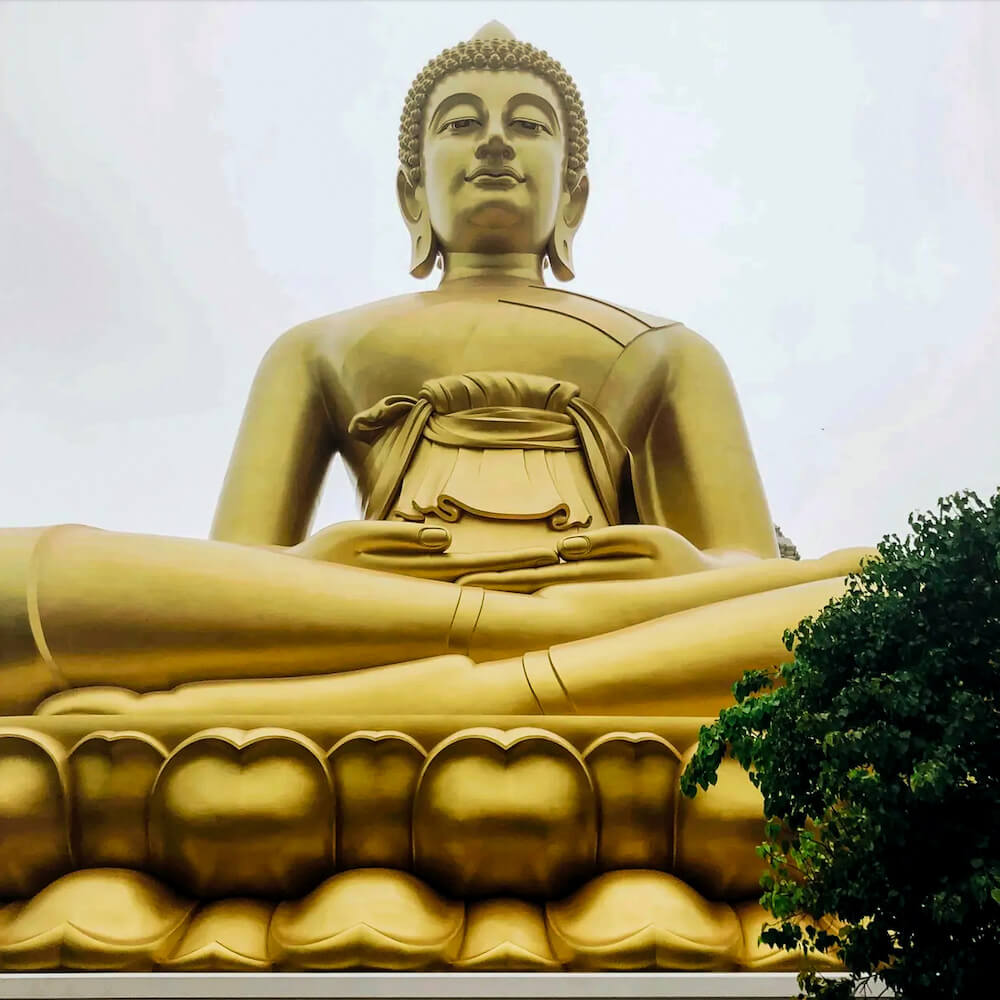 ワットパクナムの巨大仏像