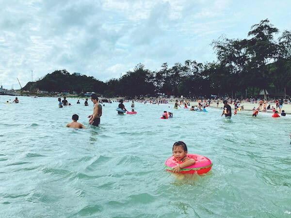 ナンラムビーチで遊ぶタイ人の海水浴客達４