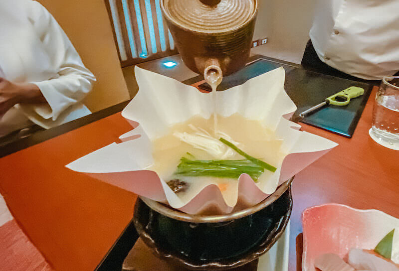 コンラッド バンコク（Conrad Bangkok）のきさら（Kisara）で食べたキングサーモン石狩風紙鍋１
