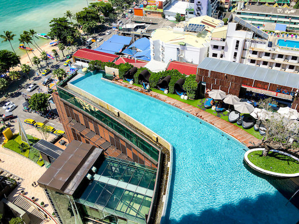 上から見たヒルトン パタヤ (Hilton Pattaya)のインフィニティプール