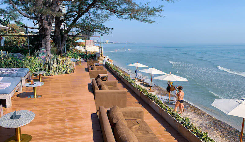 レッツシーホアヒン アルフレスコ リゾート（Let's Sea Hua Hin Al Fresco Resort）のオーシャンフロントレストラン１