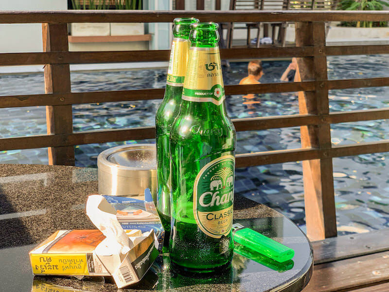 レッツ シー フアヒン アルフレスコ リゾート（Let's Sea Hua Hin Al Fresco Resort）の客室バルコニーで飲んだビール