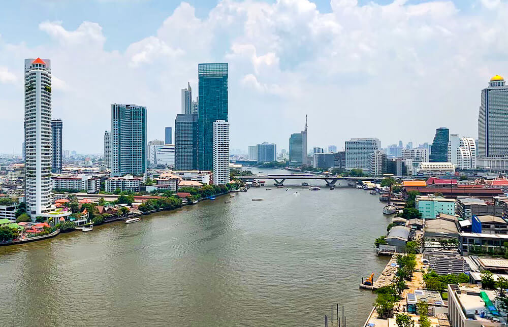 チャトリウム ホテル リバーサイド バンコク（Chatrium Hotel Riverside Bangkok）の客室バルコニーから見えるチャオプラヤー川