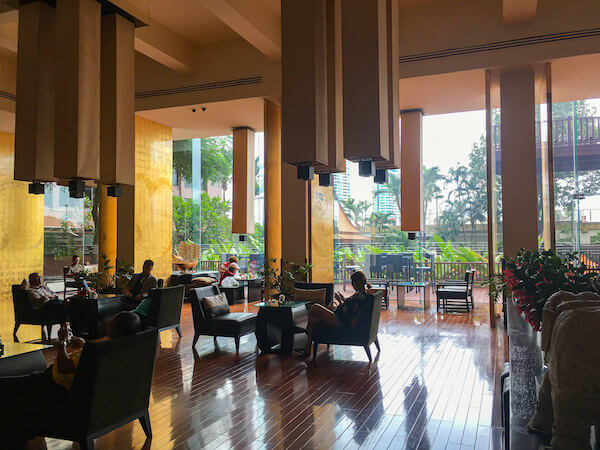 ラマダ プラザ バンコク メナム リバーサイド（Ramada Plaza Bangkok Menam Riverside）のエントランスロビー