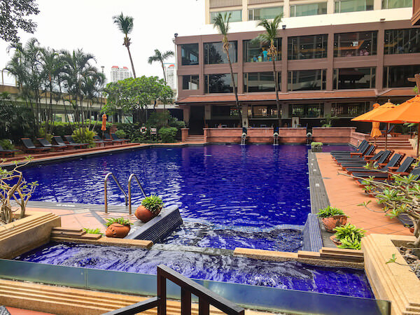 ラマダ プラザ バンコク メナム リバーサイド（Ramada Plaza Bangkok Menam Riverside）のプール