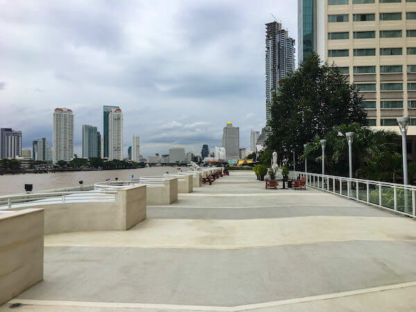 ラマダ プラザ バンコク メナム リバーサイド（Ramada Plaza Bangkok Menam Riverside）の遊歩道