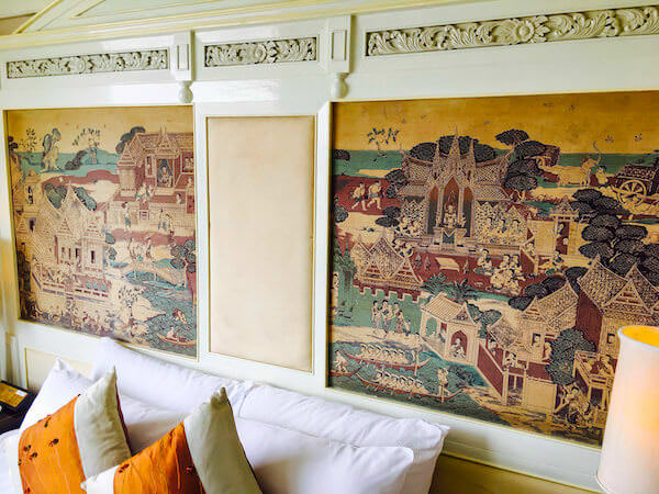ラマダ プラザ バンコク メナム リバーサイド（Ramada Plaza Bangkok Menam Riverside）のベッドにある壁画風アート