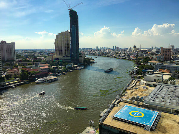 ロイヤル オーキッド シェラトン ホテル アンド タワーズ（Royal Orchid Sheraton Hotel and Towers）の客室から見えるチャオプラヤー川
