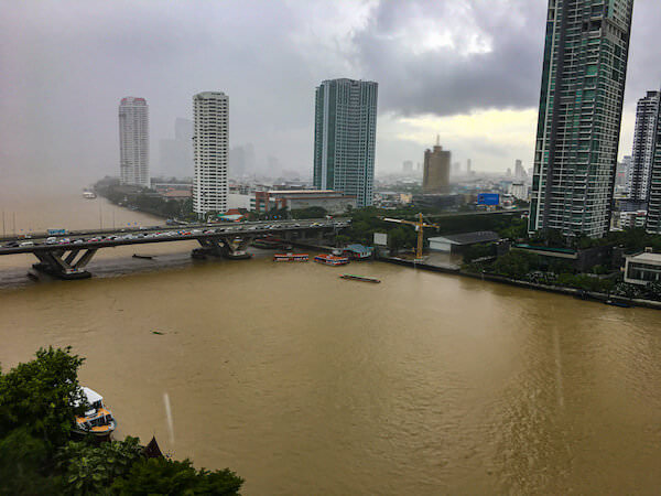 シャングリラ ホテル バンコク（Shangri-La Hotel, Bangkok）の客室から見えるチャオプラヤー川