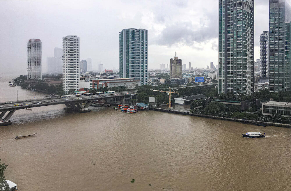 シャングリラ ホテル バンコク（Shangri-La Hotel, Bangkok）の客室から見えるチャオプラヤー川
