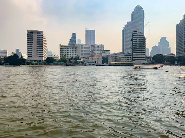 ザ ペニンシュラ バンコク（The Peninsula Bangkok）のプールから見えるチャオプラヤー川の景色